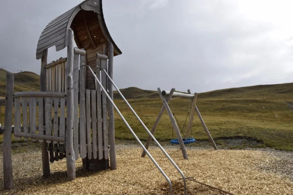 Aire de jeux en bois au bord du lac de l'Ouillette pour les enfants
