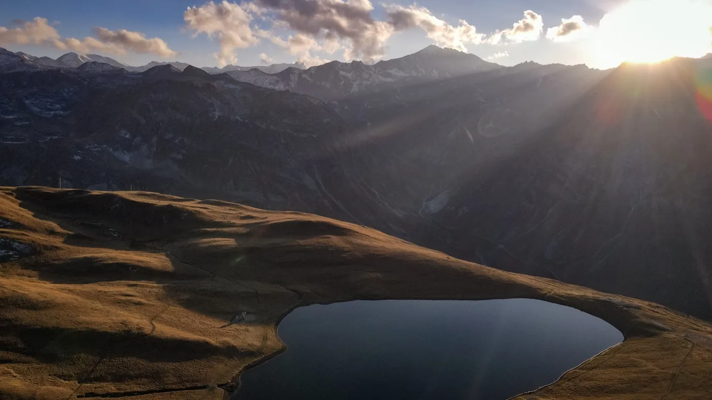 Le lac de l'Ouillette en automne au coucher du soleil, herbes dorées et sommets enneigés