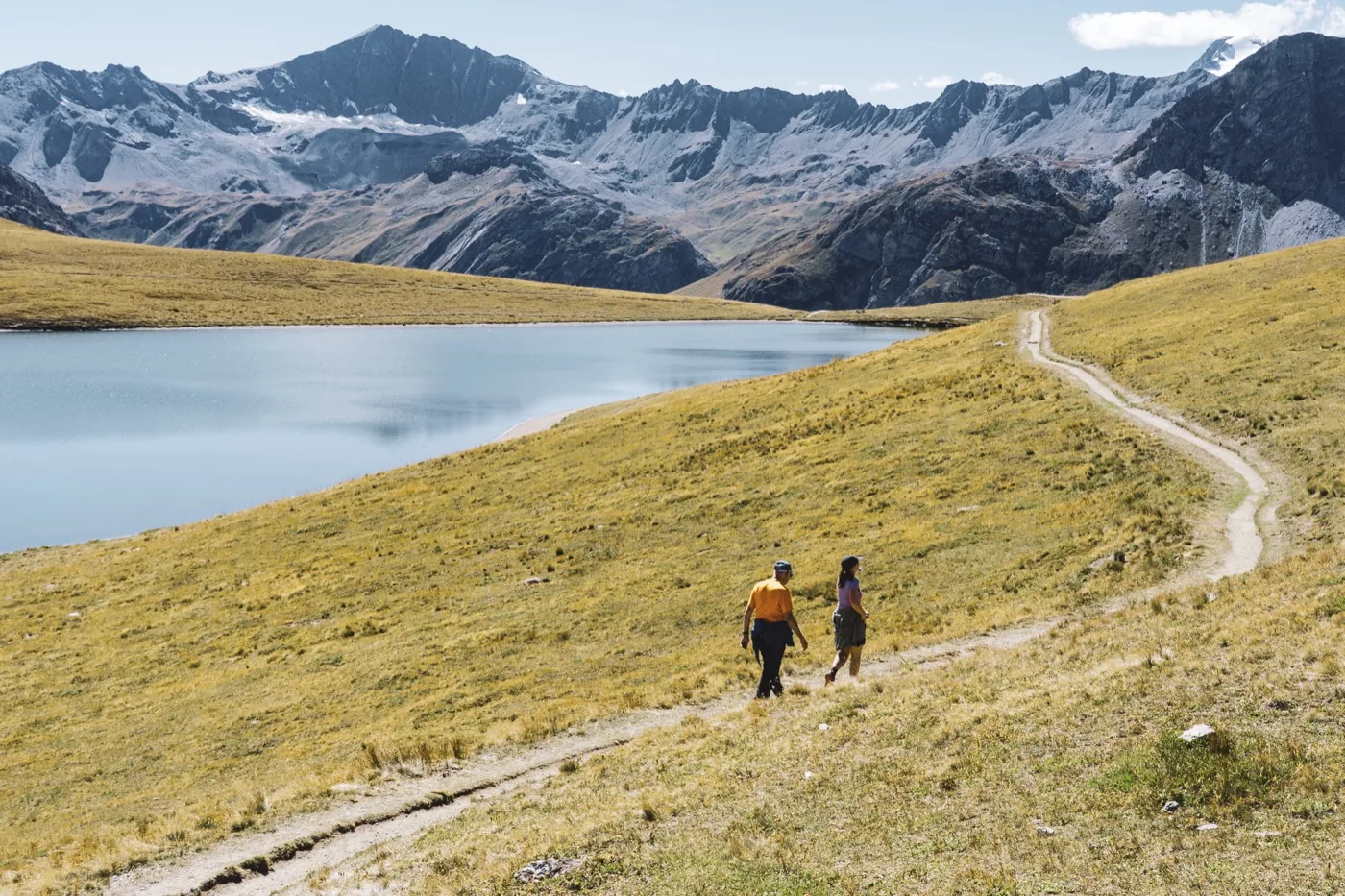 Deux randonneurs sur le sentier menant au lac de l'Ouillette