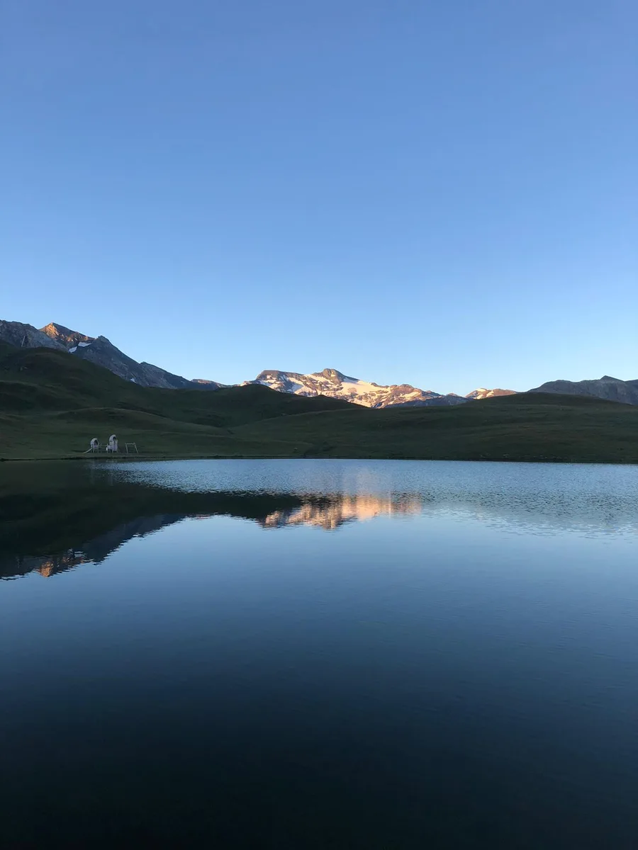 Le lac de l'Ouillette au lever du soleil, sommets enneigés en arrière-plan
