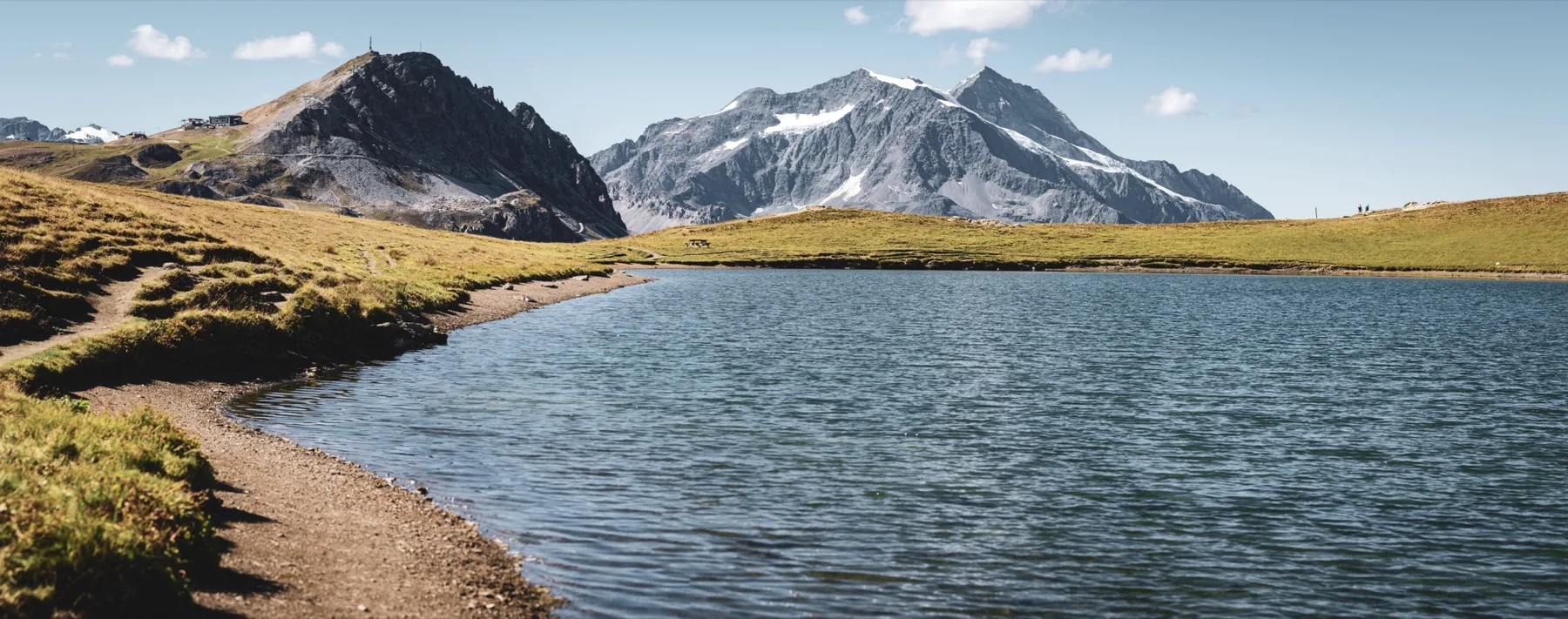 Panorama ultra-large du lac de l'Ouillette en été, sommets de la Vanoise dominant les berges