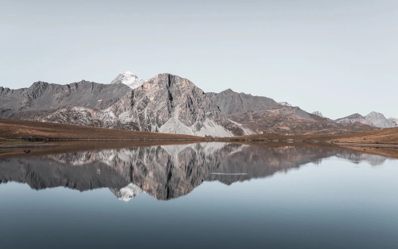 Lac de l'Ouillette — vue panoramique sur les sommets de la Vanoise reflétés dans l'eau calme du matin