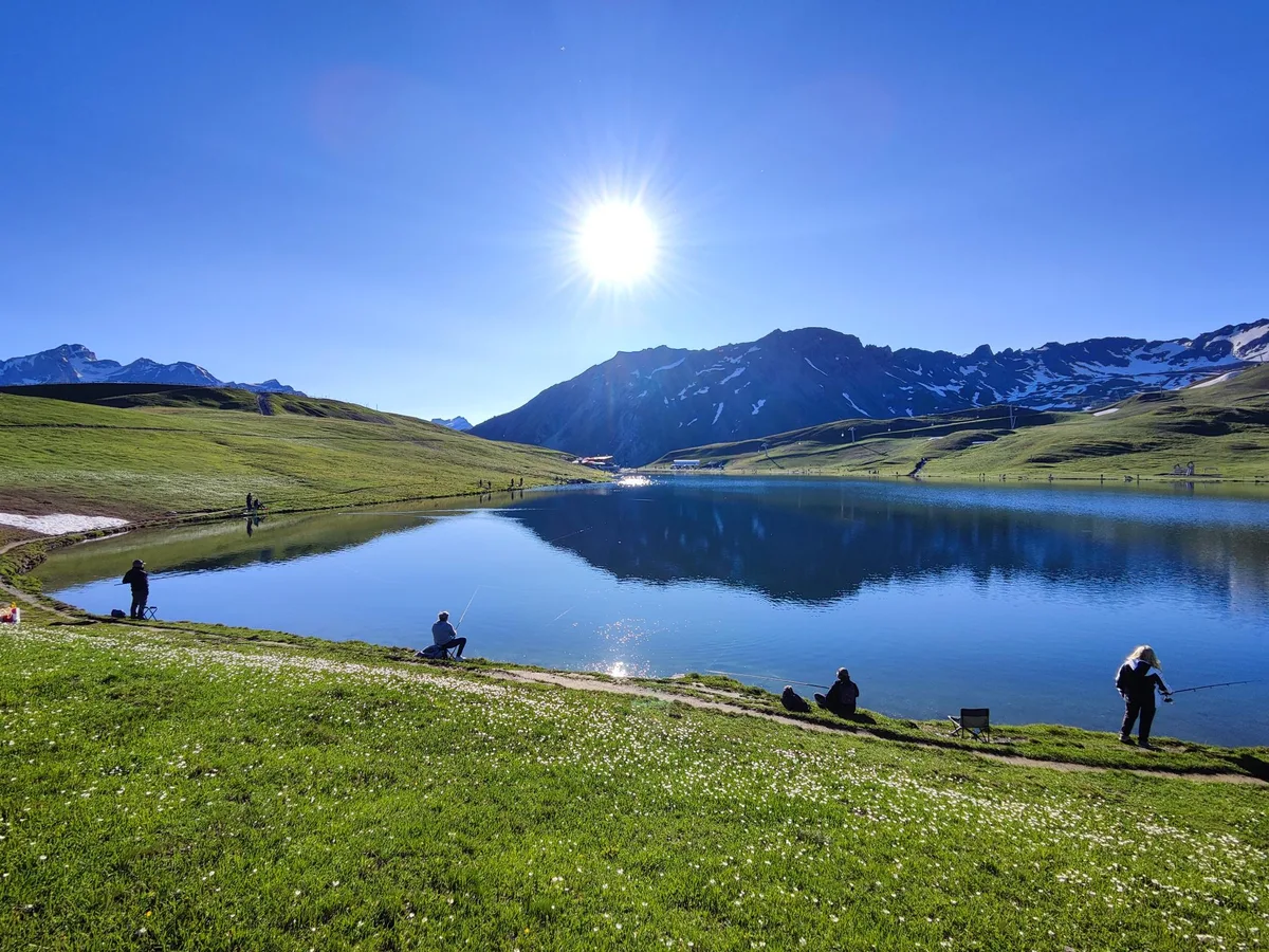 Plusieurs pêcheurs installés au bord du lac de l'Ouillette par une journée ensoleillée